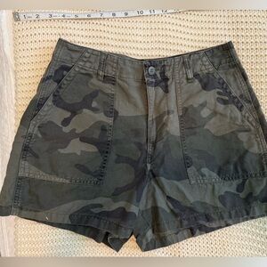 Sanctuary Green Camouflage Utility Shorts size 27